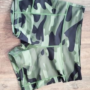 Zyia Green Camo Light n Tight Pocket Hustle Shorts 4"